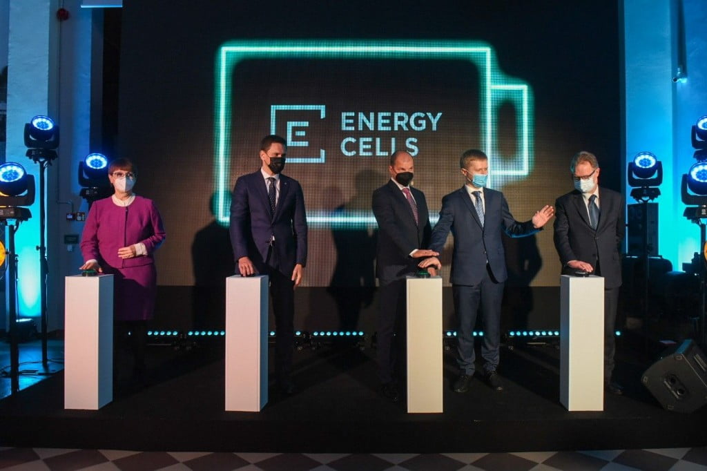 „Energy cells” kartu su Energetikos ministru Dainiumi Kreiviu, Europos Komisijos atstovybės Lietuvoje, „EPSO-G“ ir „Fluence” bei „Siemens Energy” konsorciumo atstovais